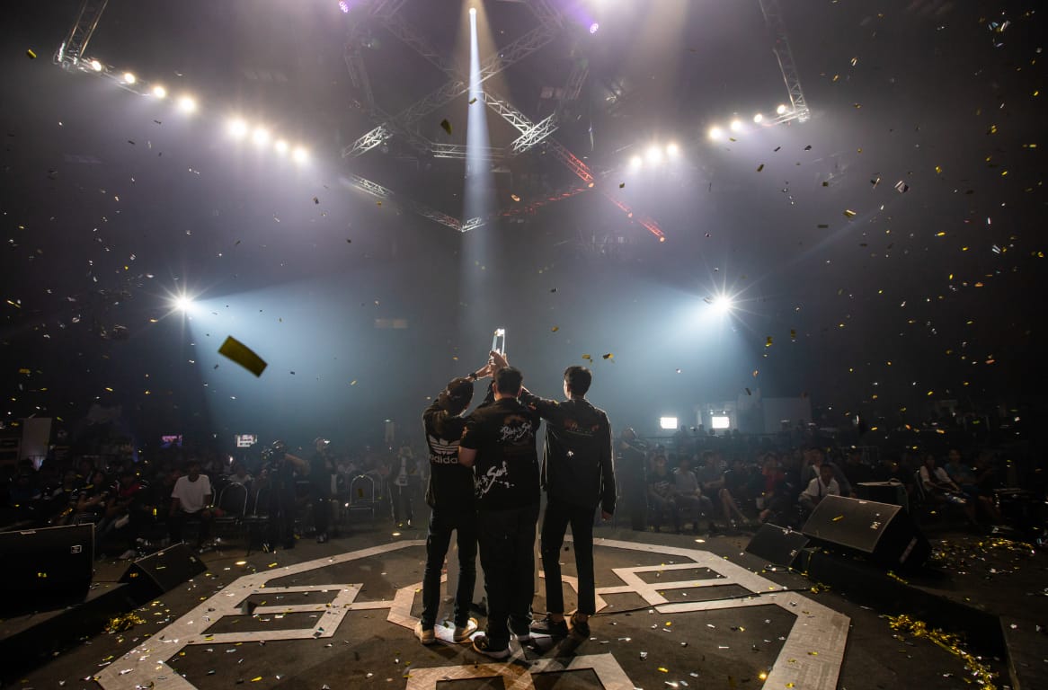 200IQ lifting the Blade & Soul championship trophy